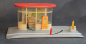 Preview: Schuco Varianto Shell Tankstelle mit Tankwart 1958 Kunststoffmodell (1665)